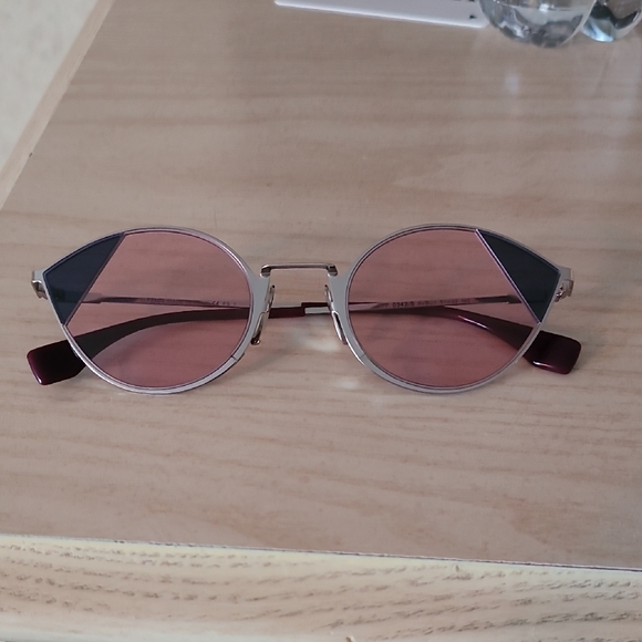 Stylish Round Sunglasses with Pink Lenses